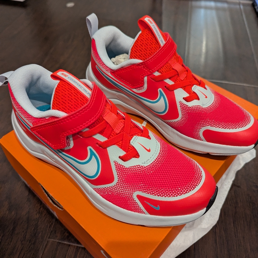 New In box Nike Kids' Cosmic Runner